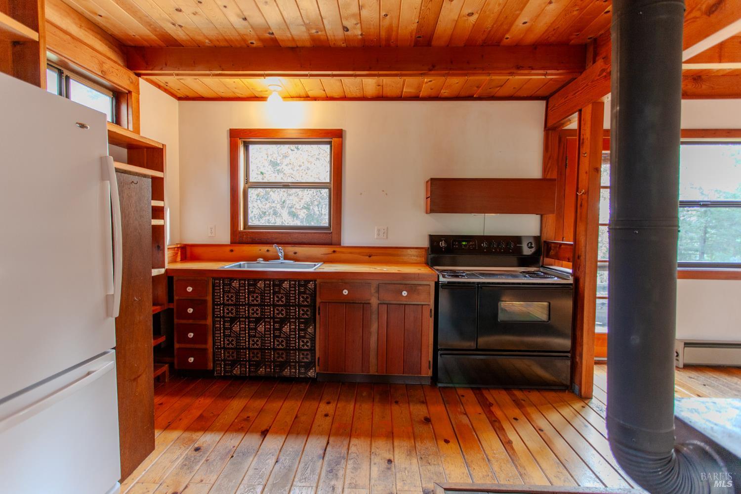 Detail Gallery Image 6 of 9 For 1583 Crawford Dr, Willits,  CA 95490 - 1 Beds | 1 Baths