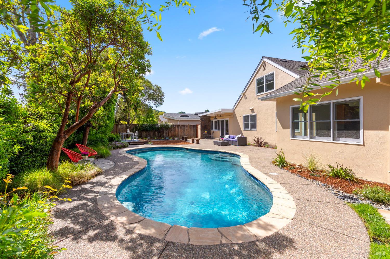 Detail Gallery Image 40 of 93 For 184 Cobblestone Dr, San Rafael,  CA 94903 - 4 Beds | 2 Baths