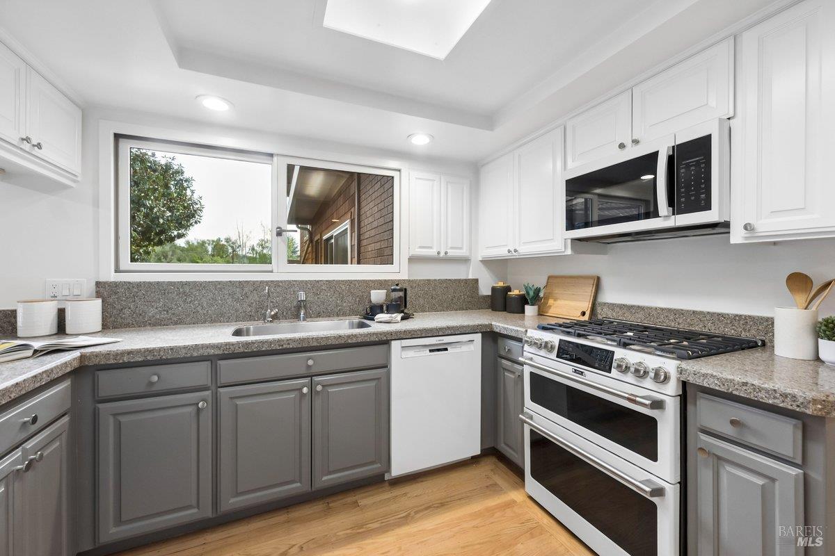 Detail Gallery Image 13 of 76 For 42 Underhill Rd, Mill Valley,  CA 94941 - 3 Beds | 2/1 Baths