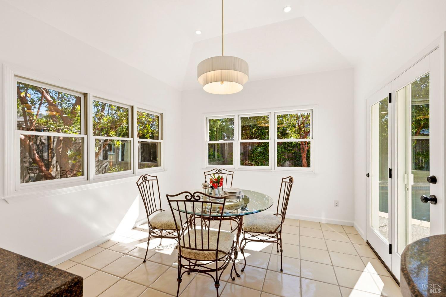 Detail Gallery Image 28 of 93 For 184 Cobblestone Dr, San Rafael,  CA 94903 - 4 Beds | 2 Baths