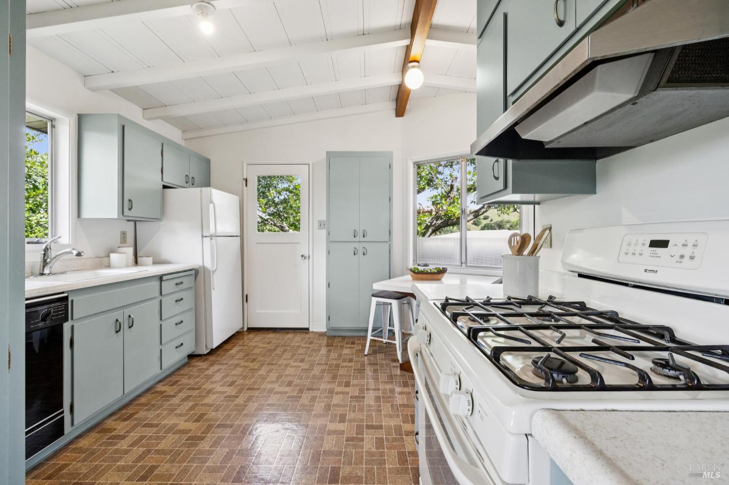 Detail Gallery Image 18 of 52 For 95 Ridge Rd, San Anselmo,  CA 94960 - 2 Beds | 1/1 Baths