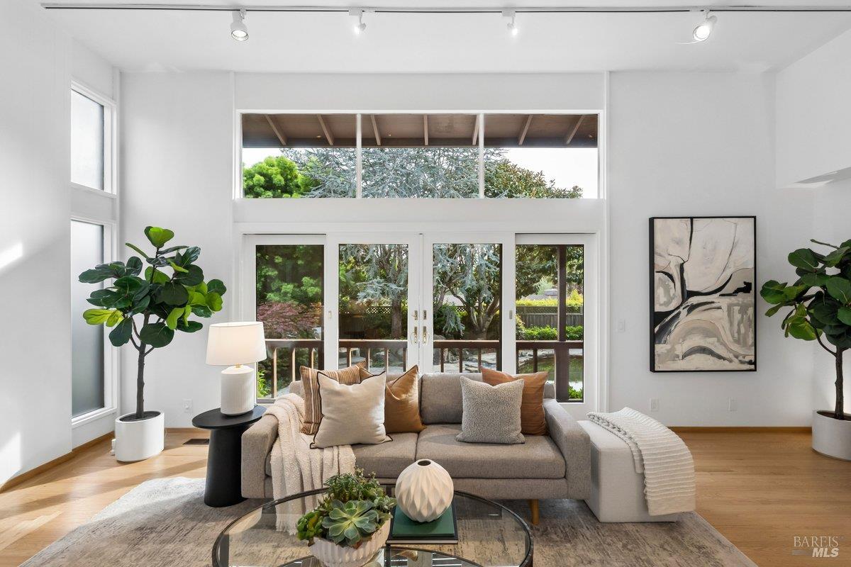 Detail Gallery Image 6 of 76 For 42 Underhill Rd, Mill Valley,  CA 94941 - 3 Beds | 2/1 Baths