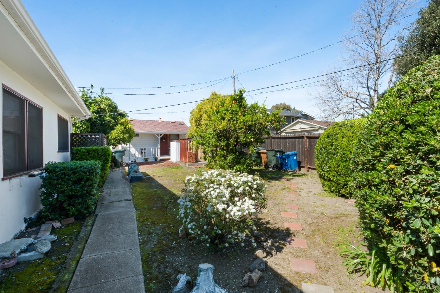 Detail Gallery Image 9 of 27 For 803 E 5th St, Benicia,  CA 94510 - 6 Beds | 4/1 Baths