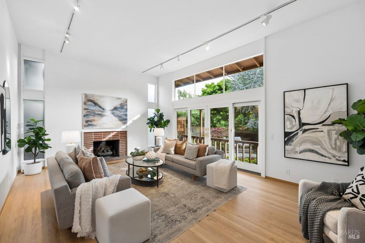 Detail Gallery Image 4 of 76 For 42 Underhill Rd, Mill Valley,  CA 94941 - 3 Beds | 2/1 Baths