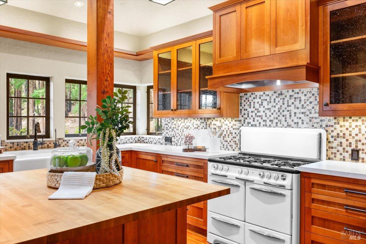 Detail Gallery Image 14 of 72 For 12076 Cloud Ridge Rd, Healdsburg,  CA 95448 - 6 Beds | 4 Baths