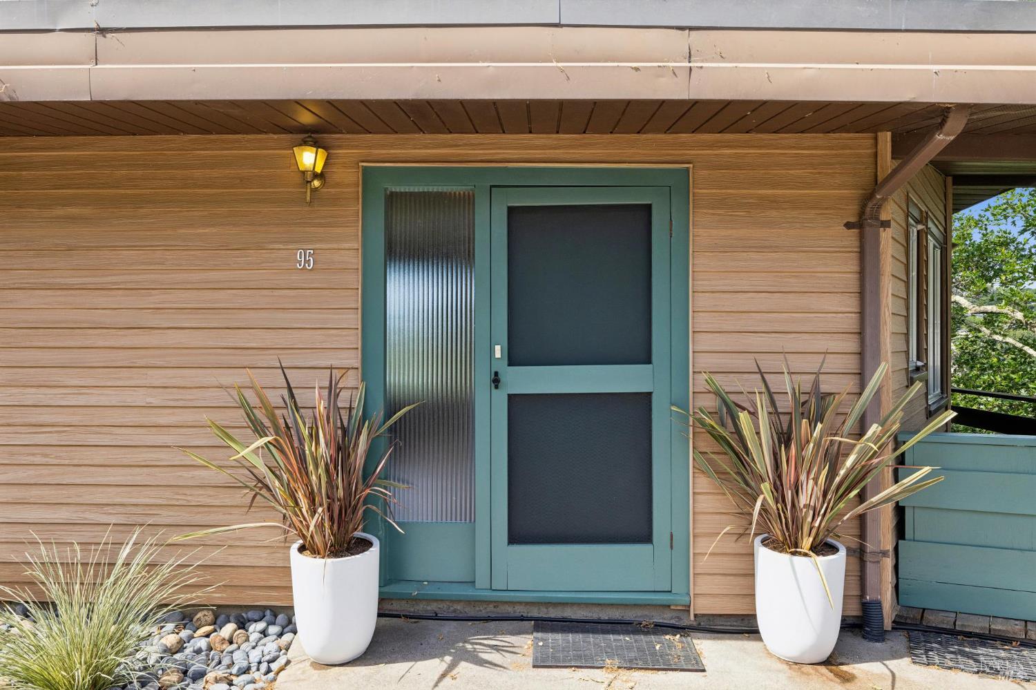 Detail Gallery Image 2 of 52 For 95 Ridge Rd, San Anselmo,  CA 94960 - 2 Beds | 1/1 Baths