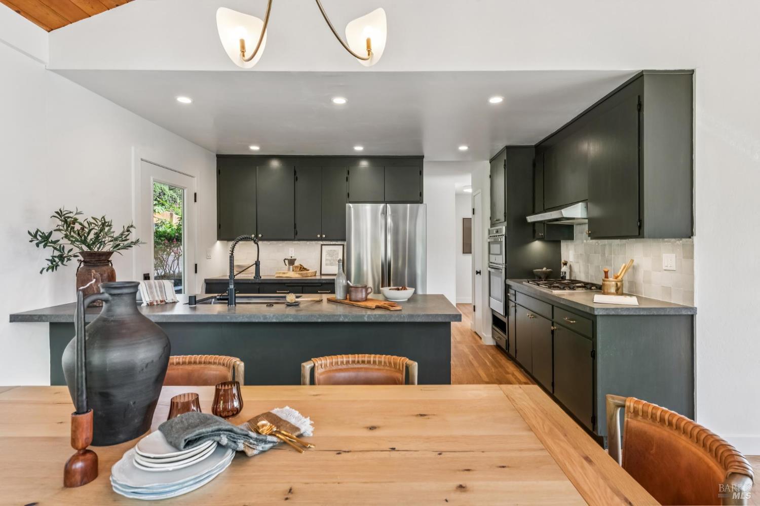 Detail Gallery Image 10 of 61 For 120 E Manor Dr, Mill Valley,  CA 94941 - 3 Beds | 3 Baths