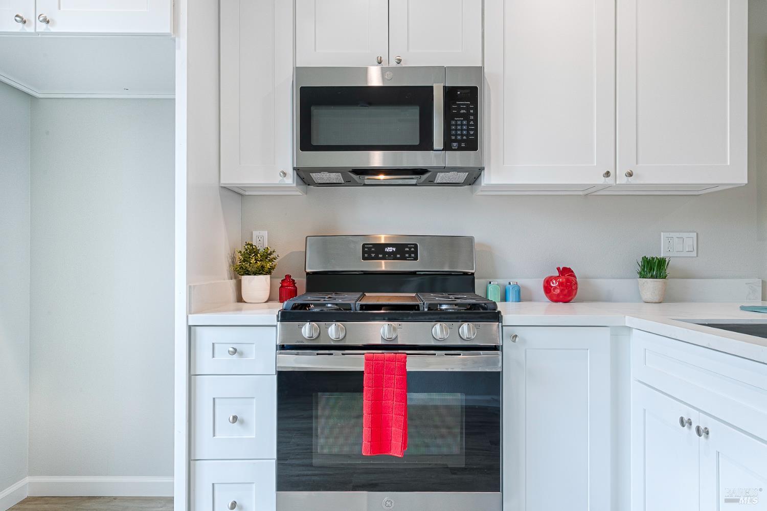 Detail Gallery Image 14 of 39 For 1960 Las Ventanas Dr, Santa Rosa,  CA 95407 - 3 Beds | 2/1 Baths