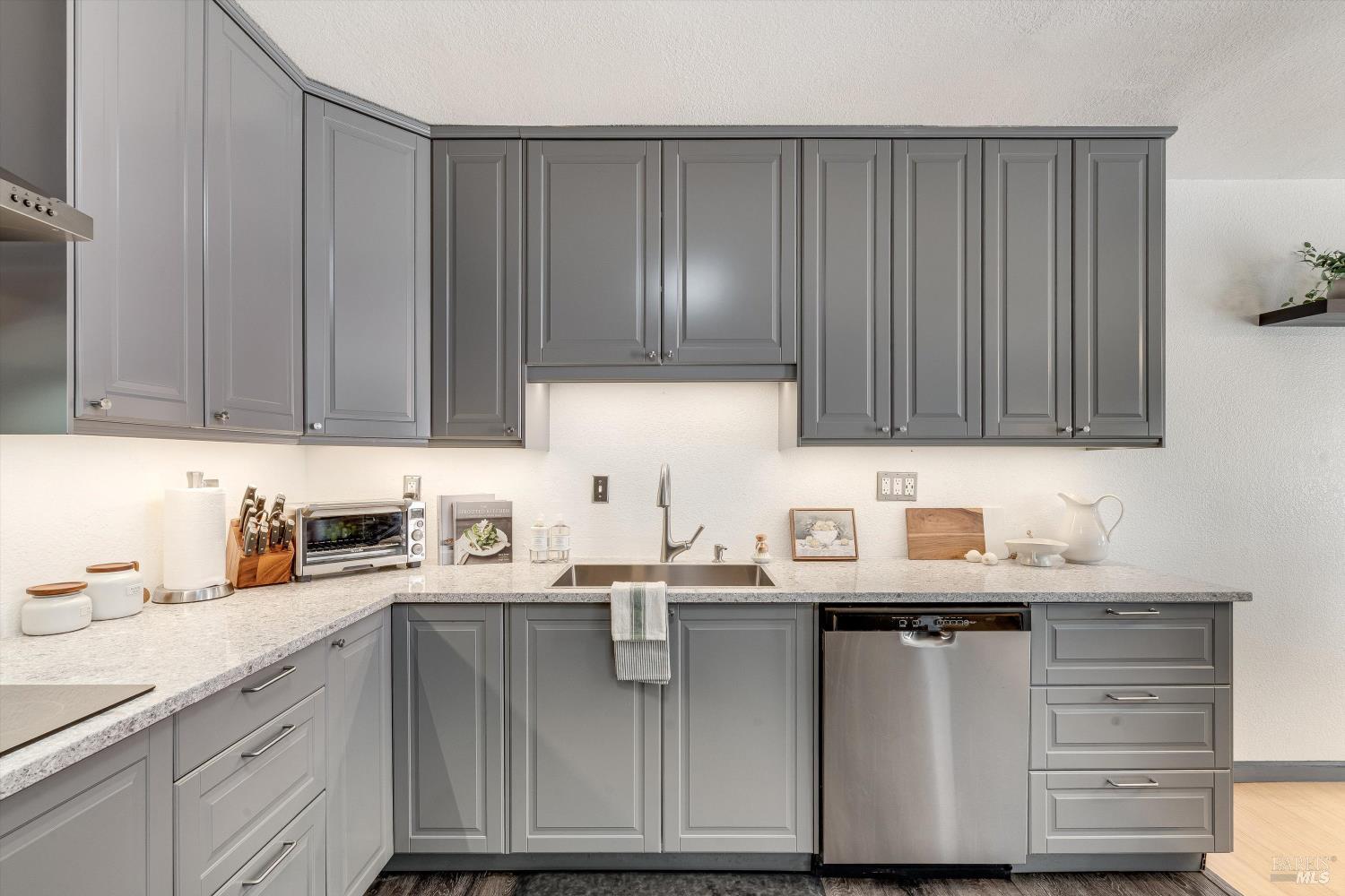 Detail Gallery Image 18 of 41 For 30 Fredrick Dr, Rohnert Park,  CA 94928 - 3 Beds | 2/1 Baths