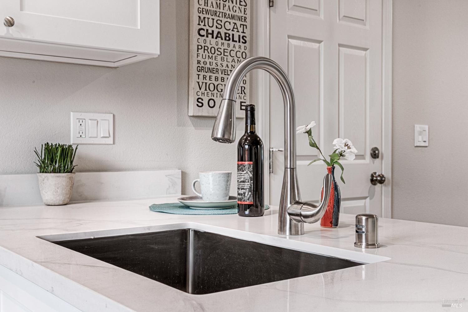 Detail Gallery Image 9 of 39 For 1960 Las Ventanas Dr, Santa Rosa,  CA 95407 - 3 Beds | 2/1 Baths