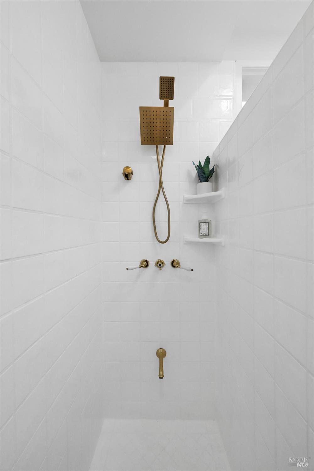 Detail Gallery Image 24 of 76 For 42 Underhill Rd, Mill Valley,  CA 94941 - 3 Beds | 2/1 Baths