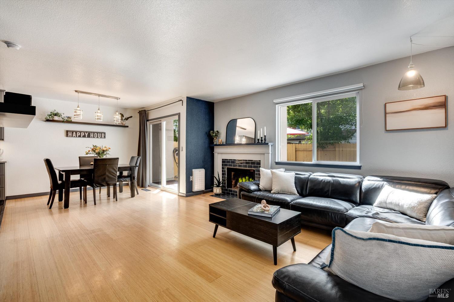 Detail Gallery Image 10 of 41 For 30 Fredrick Dr, Rohnert Park,  CA 94928 - 3 Beds | 2/1 Baths