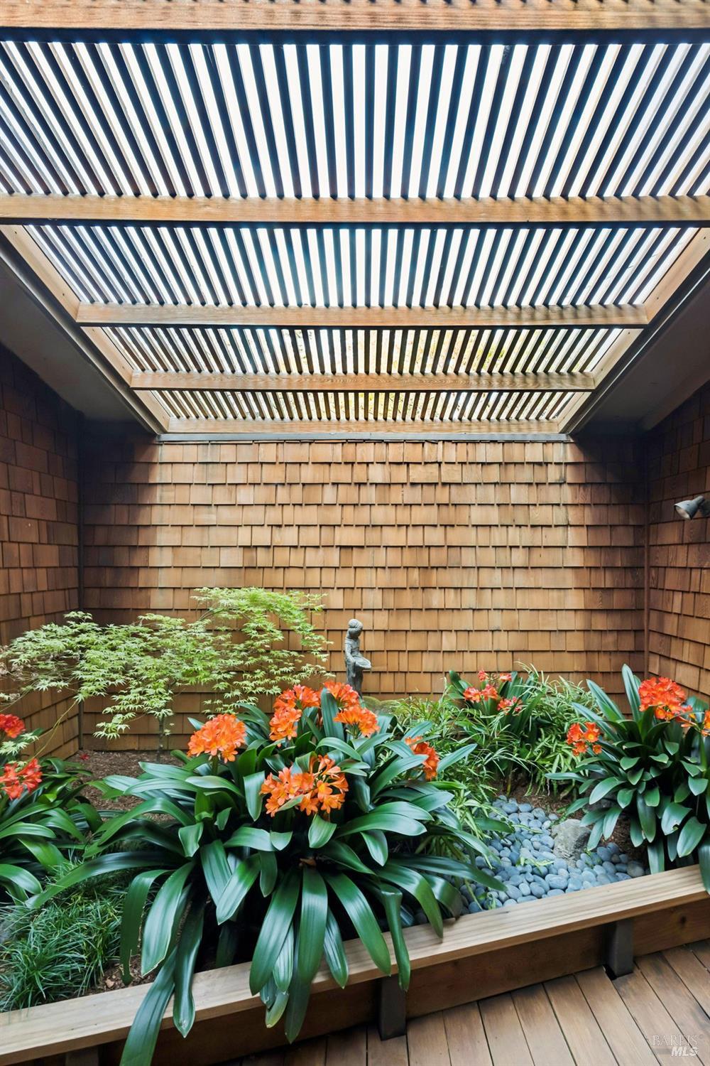 Detail Gallery Image 19 of 76 For 42 Underhill Rd, Mill Valley,  CA 94941 - 3 Beds | 2/1 Baths