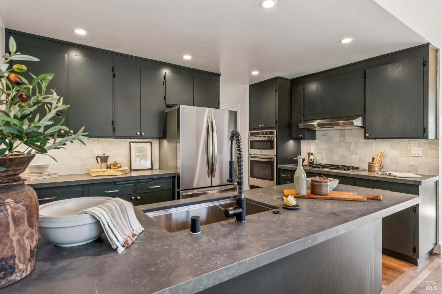 Detail Gallery Image 12 of 61 For 120 E Manor Dr, Mill Valley,  CA 94941 - 3 Beds | 3 Baths