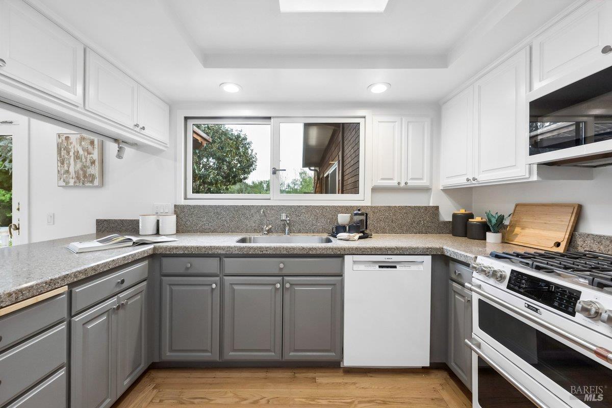 Detail Gallery Image 11 of 76 For 42 Underhill Rd, Mill Valley,  CA 94941 - 3 Beds | 2/1 Baths