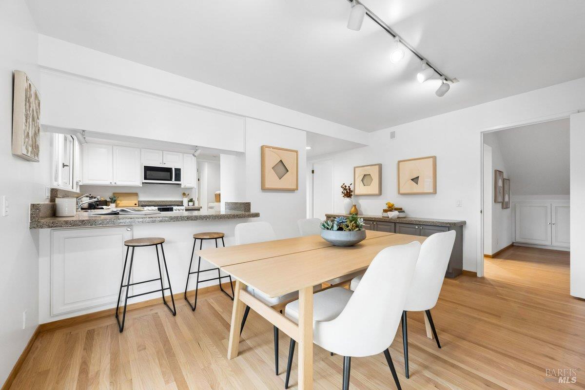 Detail Gallery Image 10 of 76 For 42 Underhill Rd, Mill Valley,  CA 94941 - 3 Beds | 2/1 Baths