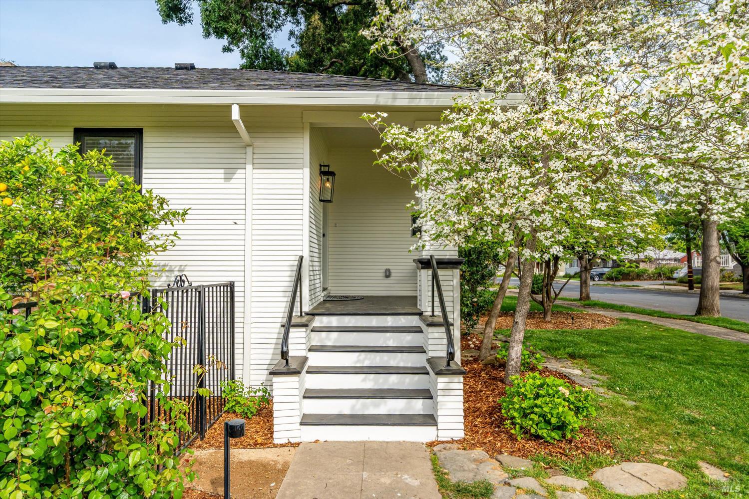 Detail Gallery Image 3 of 34 For 2019 Brown St, Napa,  CA 94559 - 2 Beds | 2 Baths