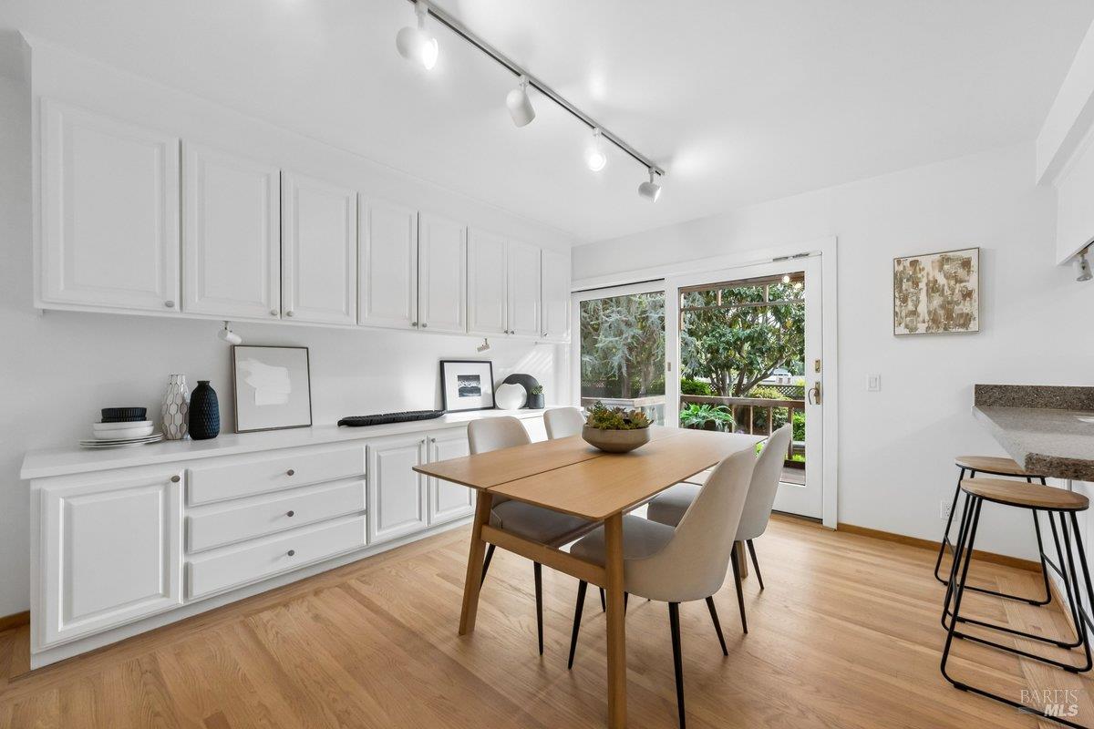 Detail Gallery Image 9 of 76 For 42 Underhill Rd, Mill Valley,  CA 94941 - 3 Beds | 2/1 Baths