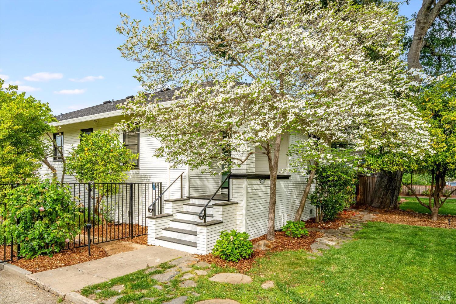 Detail Gallery Image 2 of 34 For 2019 Brown St, Napa,  CA 94559 - 2 Beds | 2 Baths