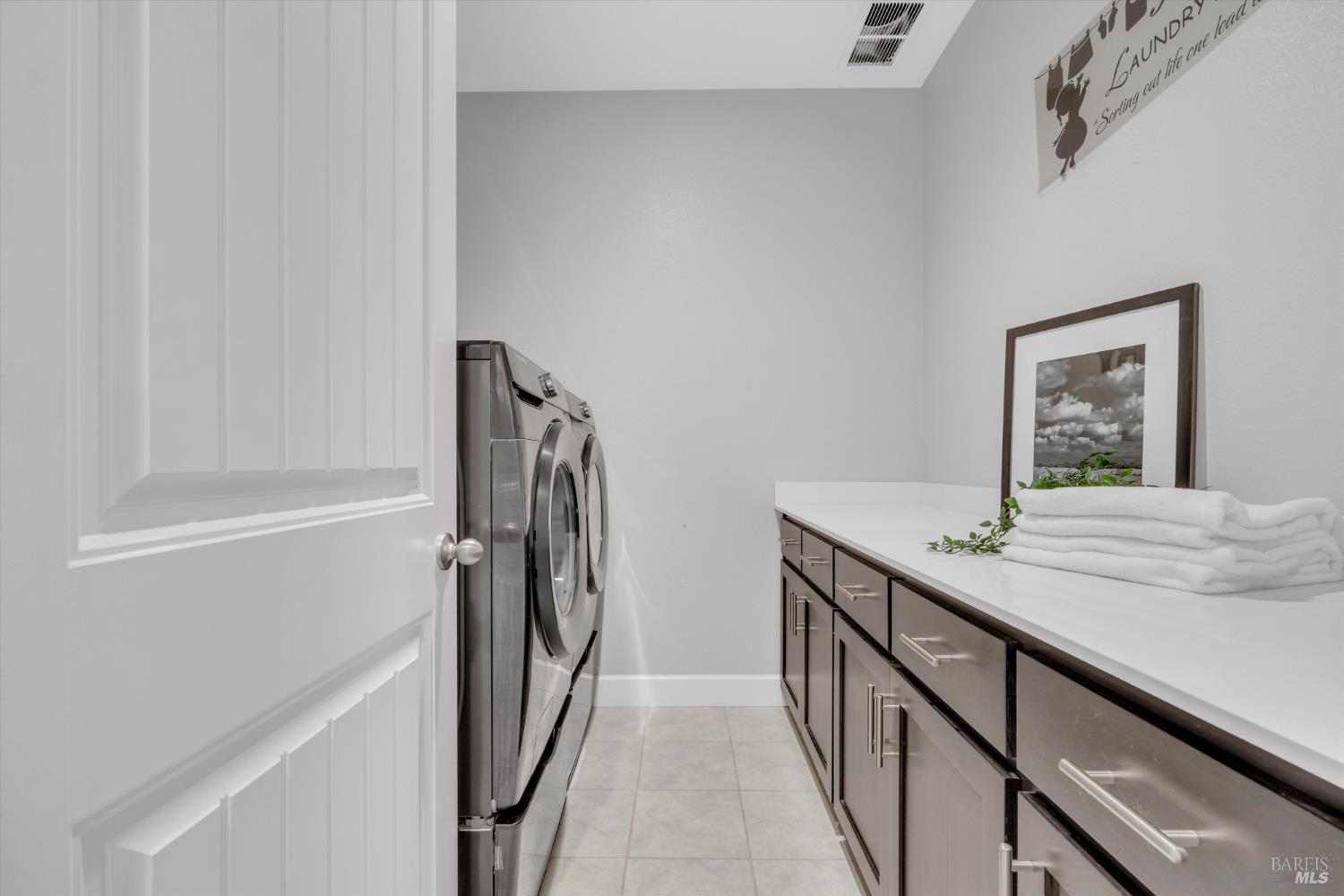 Detail Gallery Image 30 of 45 For 580 Kingbird Cir, Vacaville,  CA 95688 - 5 Beds | 4/1 Baths