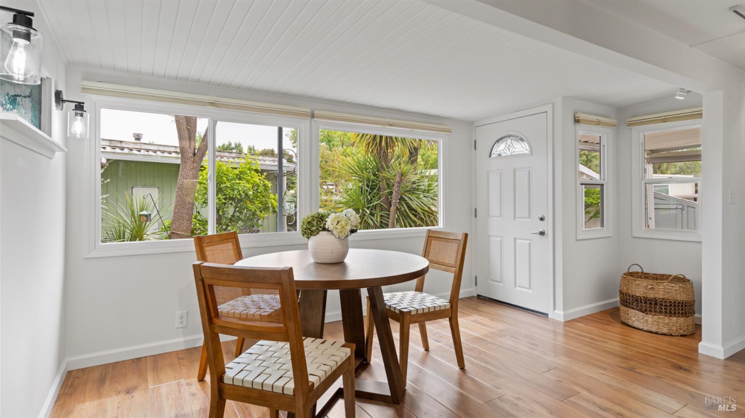 Detail Gallery Image 7 of 44 For 204 Barcelona Ave, Novato,  CA 94949 - 2 Beds | 2 Baths