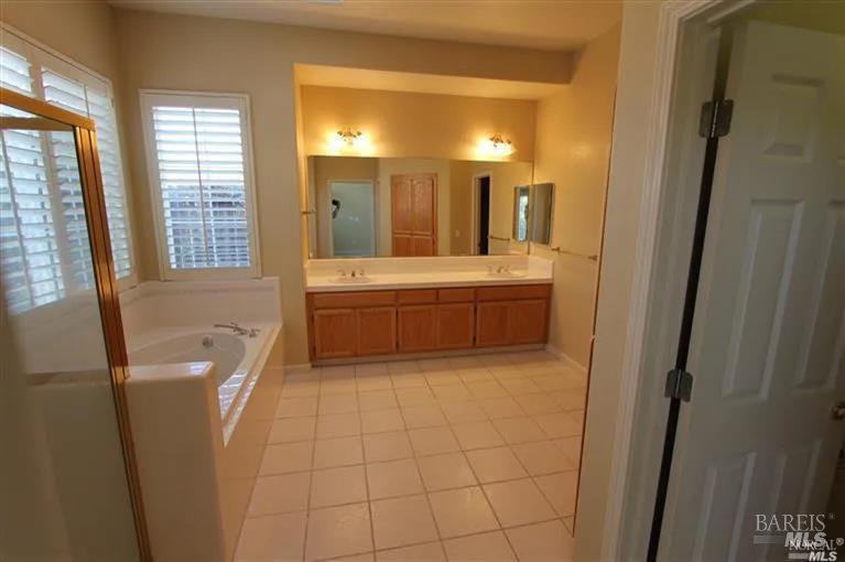 Detail Gallery Image 5 of 7 For 1937 Cross Creek St, Petaluma,  CA 94954 - 4 Beds | 2 Baths