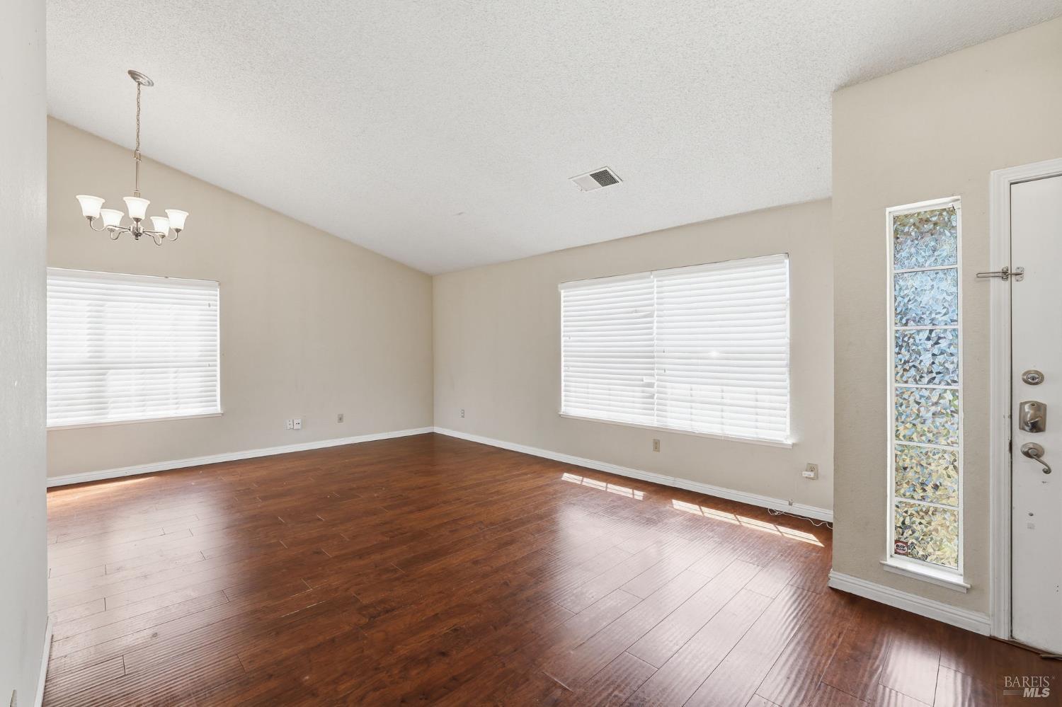 Detail Gallery Image 3 of 18 For 29 Canterbury Cir, Vallejo,  CA 94591 - 3 Beds | 2 Baths