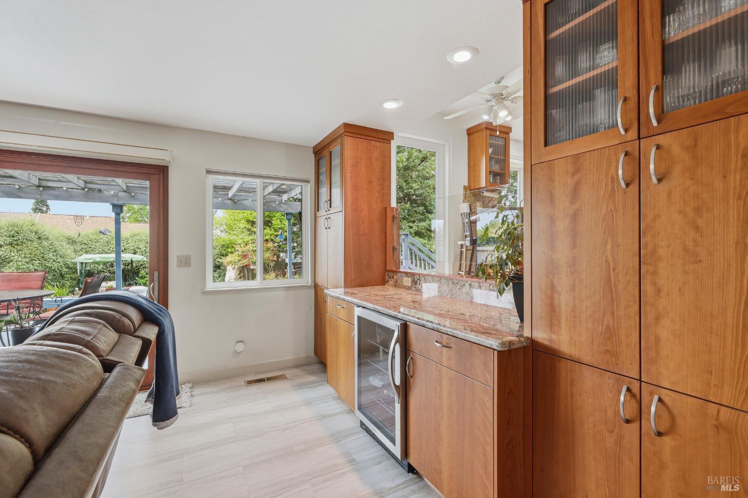 Detail Gallery Image 10 of 39 For 29 Caulfield Ct, Petaluma,  CA 94954 - 4 Beds | 3 Baths