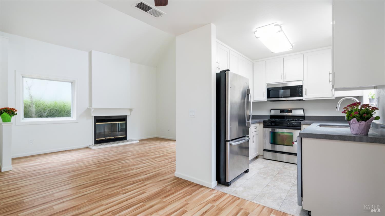 Detail Gallery Image 9 of 33 For 3335 Yulupa Ave, Santa Rosa,  CA 95405 - 3 Beds | 1/1 Baths