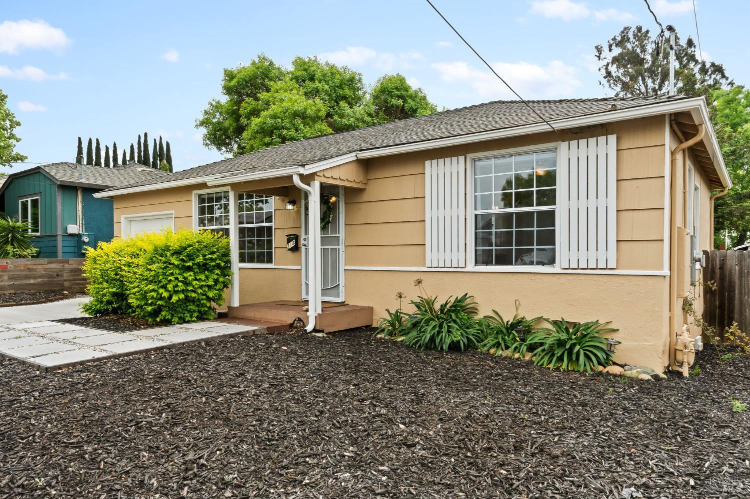 Detail Gallery Image 5 of 34 For 218 Hillcrest Ave, Benicia,  CA 94510 - 2 Beds | 1 Baths