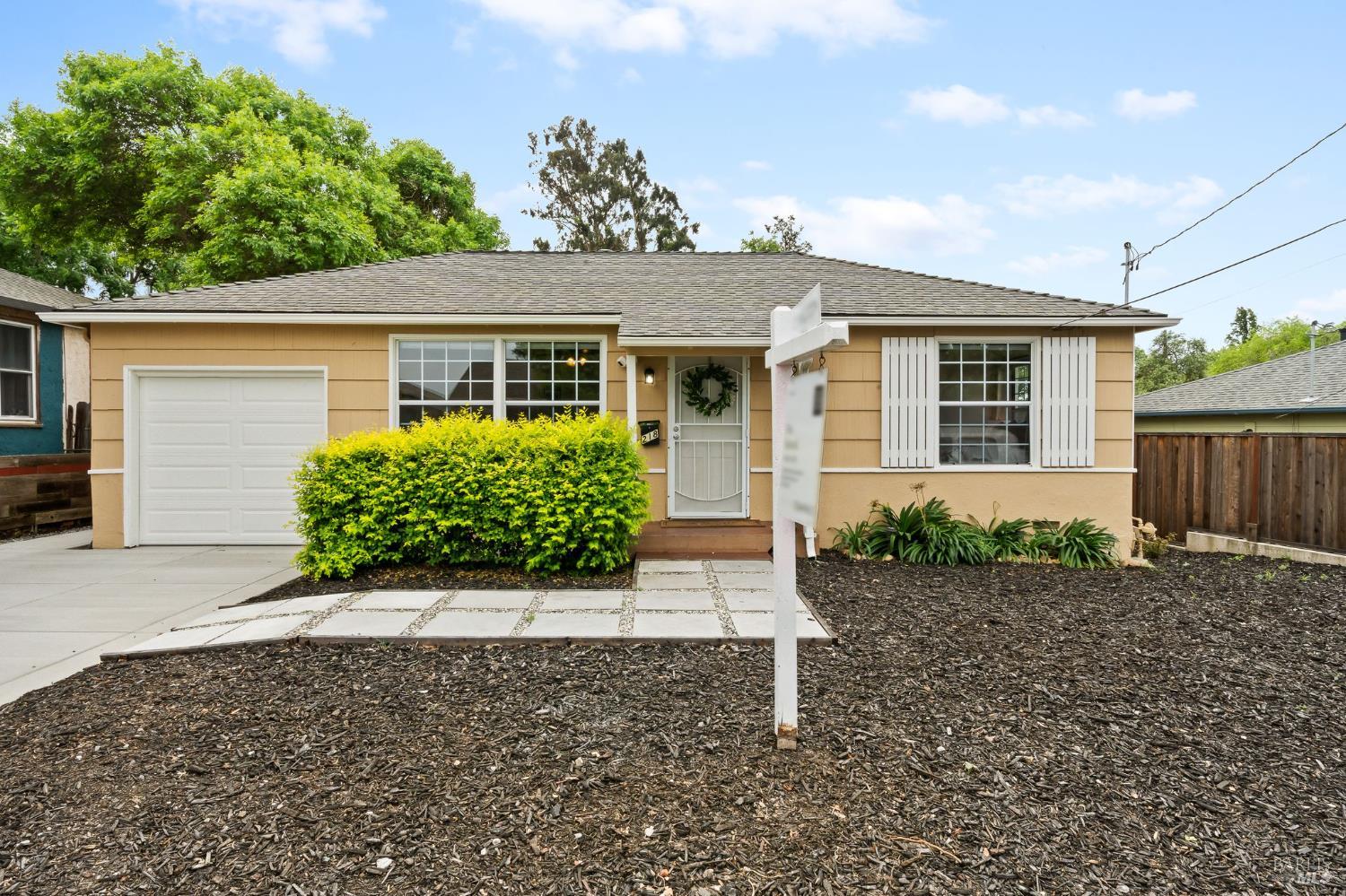 Detail Gallery Image 4 of 34 For 218 Hillcrest Ave, Benicia,  CA 94510 - 2 Beds | 1 Baths