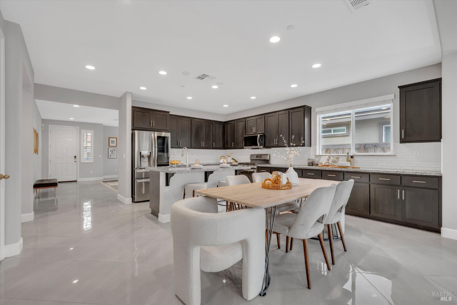 Detail Gallery Image 8 of 45 For 580 Kingbird Cir, Vacaville,  CA 95688 - 5 Beds | 4/1 Baths