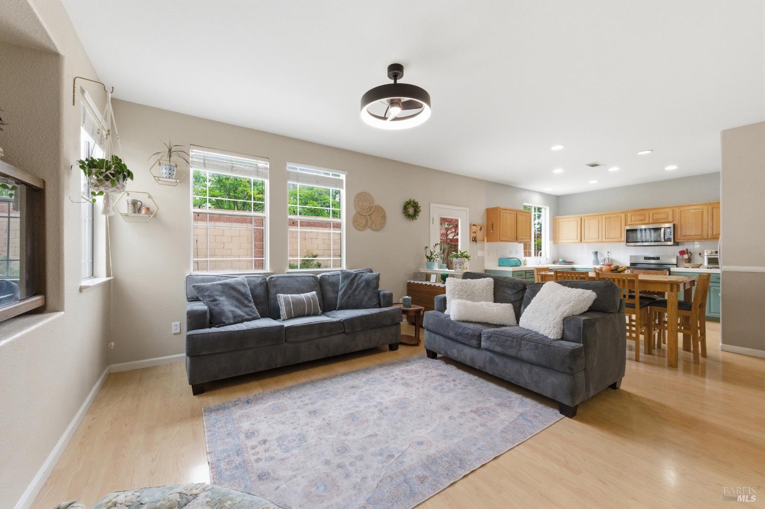 Detail Gallery Image 10 of 52 For 110 Chimney Rock Dr, Vacaville,  CA 95687 - 3 Beds | 2/1 Baths