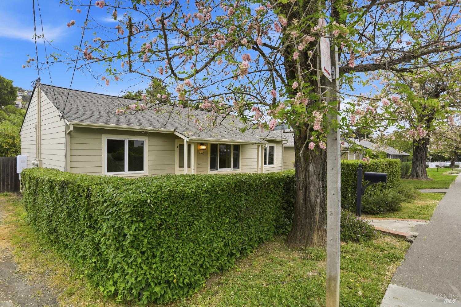 Detail Gallery Image 2 of 29 For 2166 5th Ave, San Rafael,  CA 94901 - 3 Beds | 1 Baths