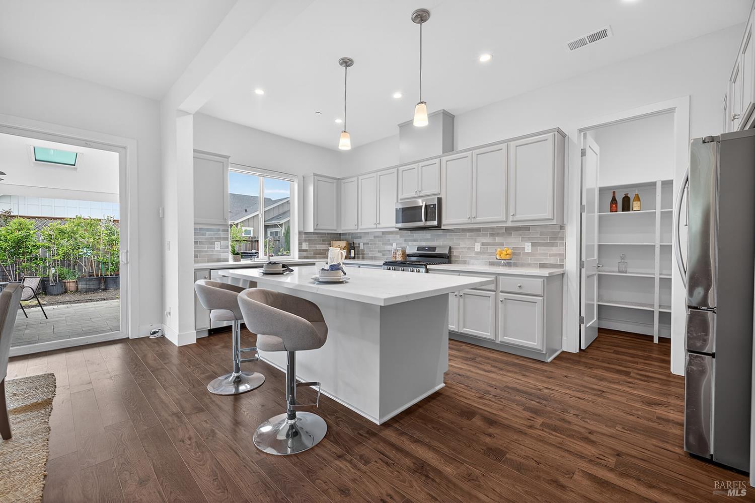 Detail Gallery Image 2 of 38 For 1145 Portello Ln, Windsor,  CA 95492 - 3 Beds | 3 Baths