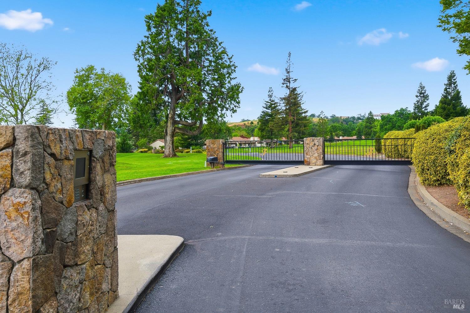 Detail Gallery Image 36 of 49 For 13 Fairways Dr, Napa,  CA 94558 - 2 Beds | 2 Baths