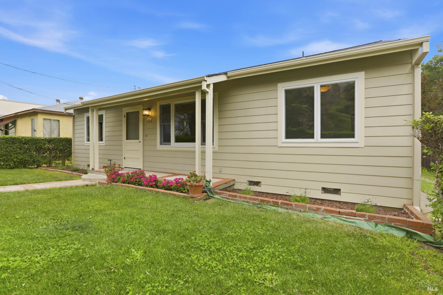 Detail Gallery Image 3 of 29 For 2166 5th Ave, San Rafael,  CA 94901 - 3 Beds | 1 Baths