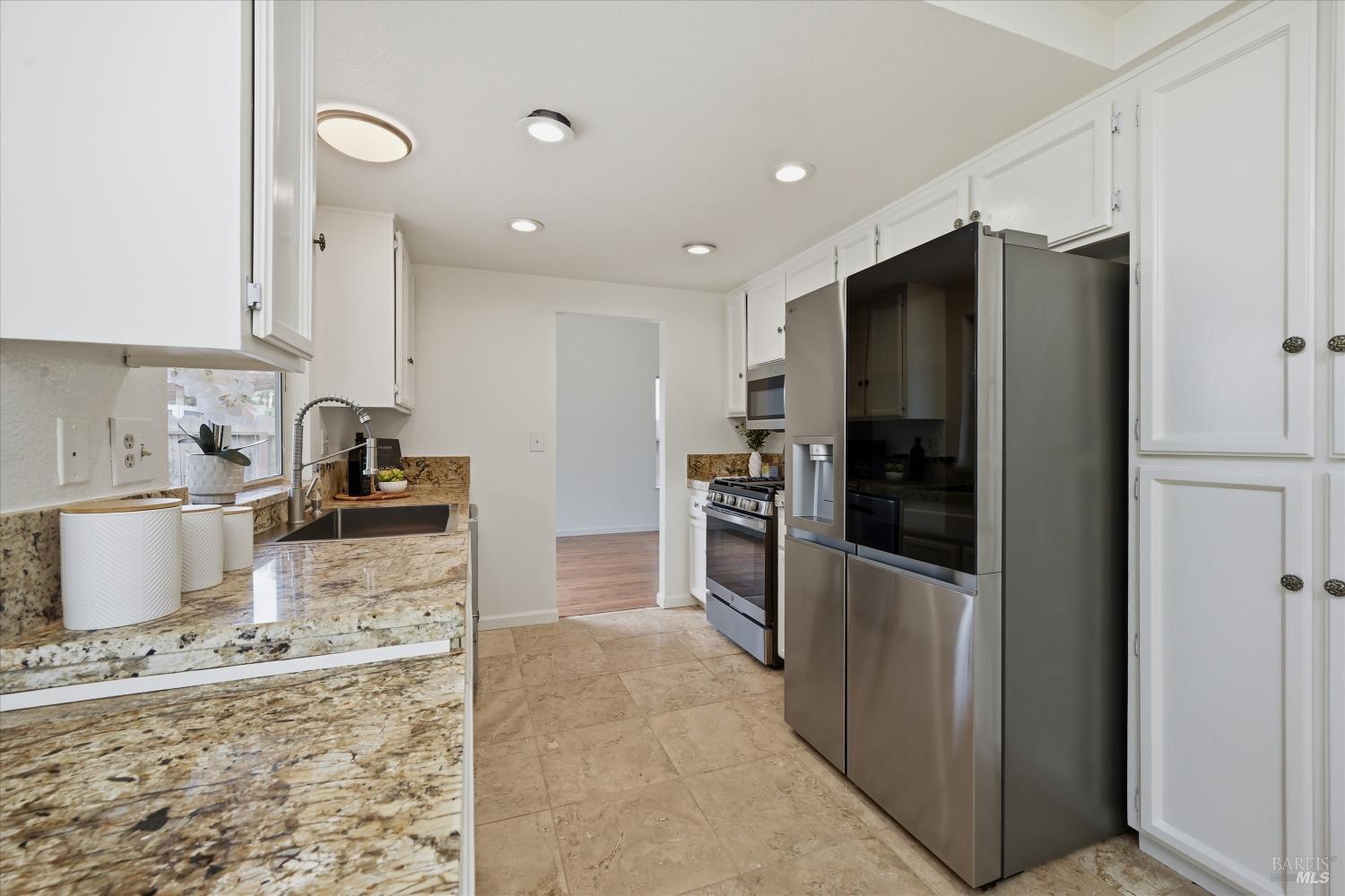 Detail Gallery Image 21 of 43 For 450 Nikki Dr, Santa Rosa,  CA 95401 - 4 Beds | 3 Baths