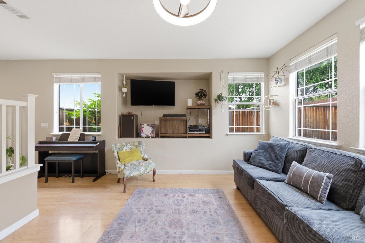 Detail Gallery Image 12 of 52 For 110 Chimney Rock Dr, Vacaville,  CA 95687 - 3 Beds | 2/1 Baths