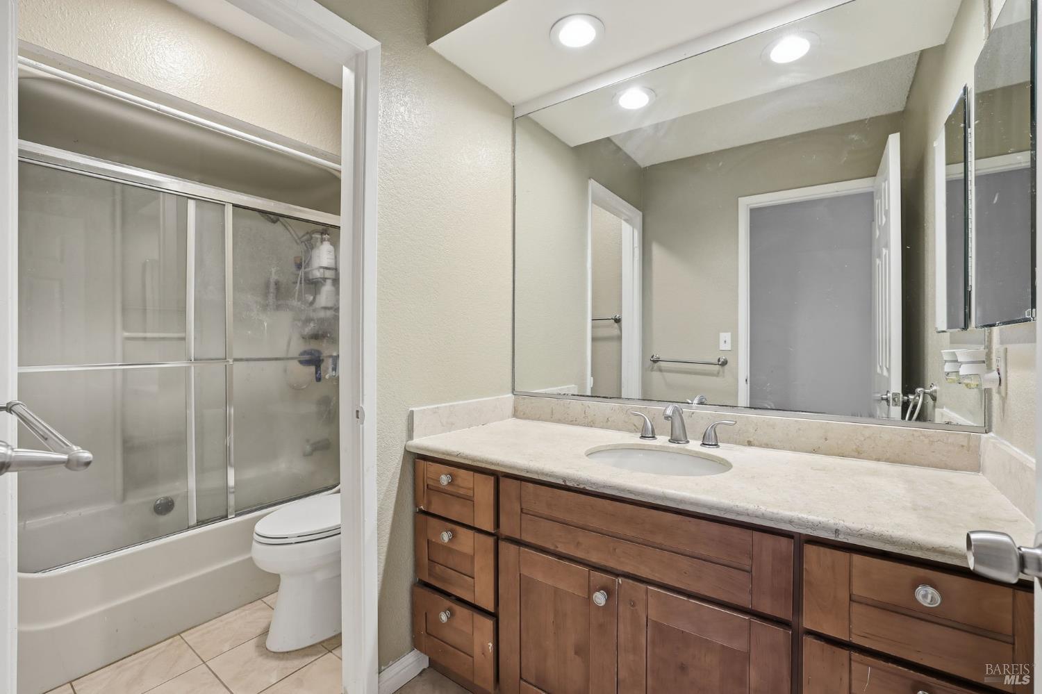 Detail Gallery Image 11 of 18 For 29 Canterbury Cir, Vallejo,  CA 94591 - 3 Beds | 2 Baths