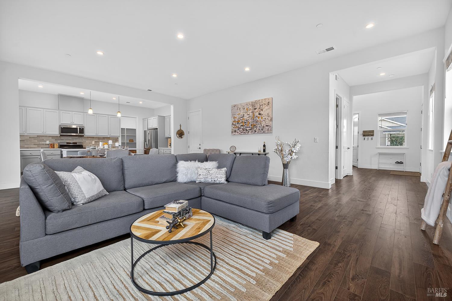 Detail Gallery Image 10 of 38 For 1145 Portello Ln, Windsor,  CA 95492 - 3 Beds | 3 Baths