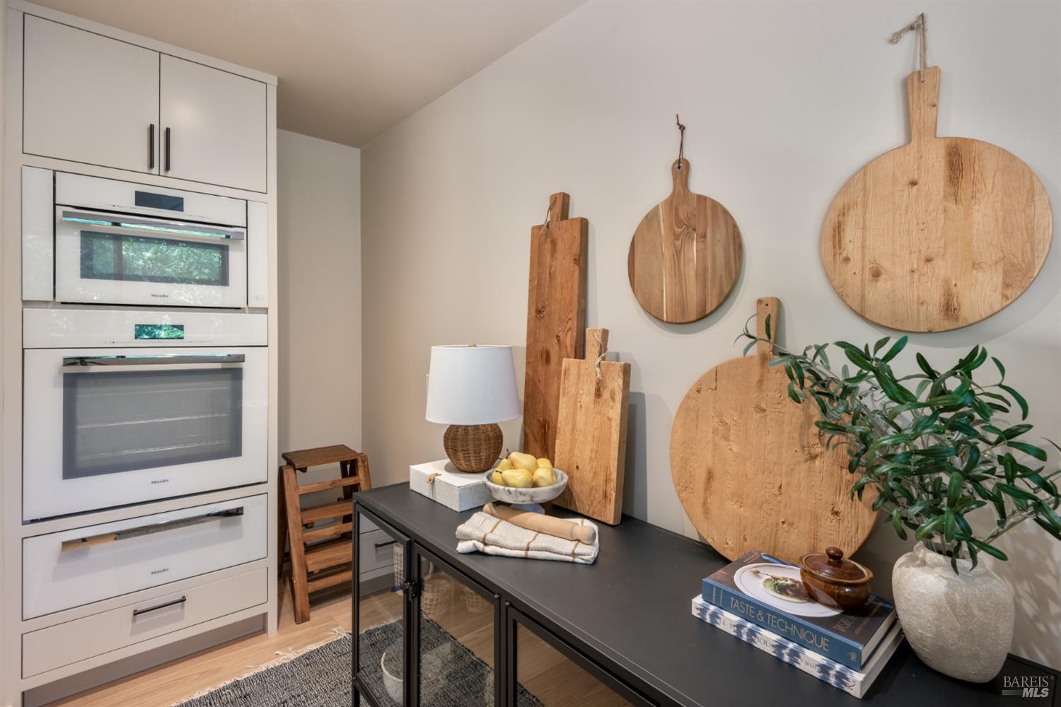 Detail Gallery Image 8 of 43 For 18492 White Oak Dr, Sonoma,  CA 95476 - 4 Beds | 4/1 Baths