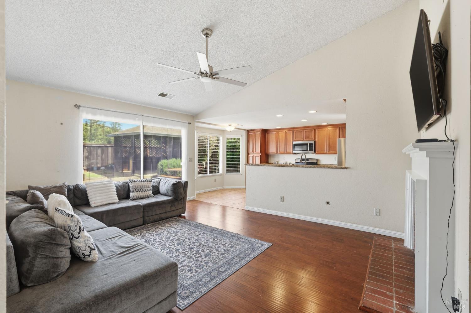 Detail Gallery Image 7 of 18 For 29 Canterbury Cir, Vallejo,  CA 94591 - 3 Beds | 2 Baths