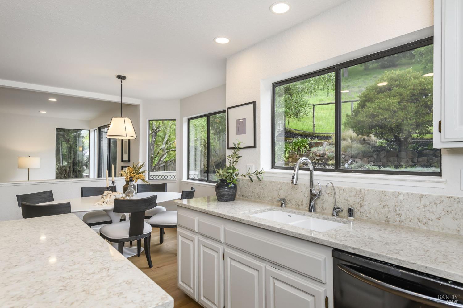 Detail Gallery Image 11 of 45 For 493 Fieldstone Dr, Novato,  CA 94945 - 4 Beds | 3 Baths