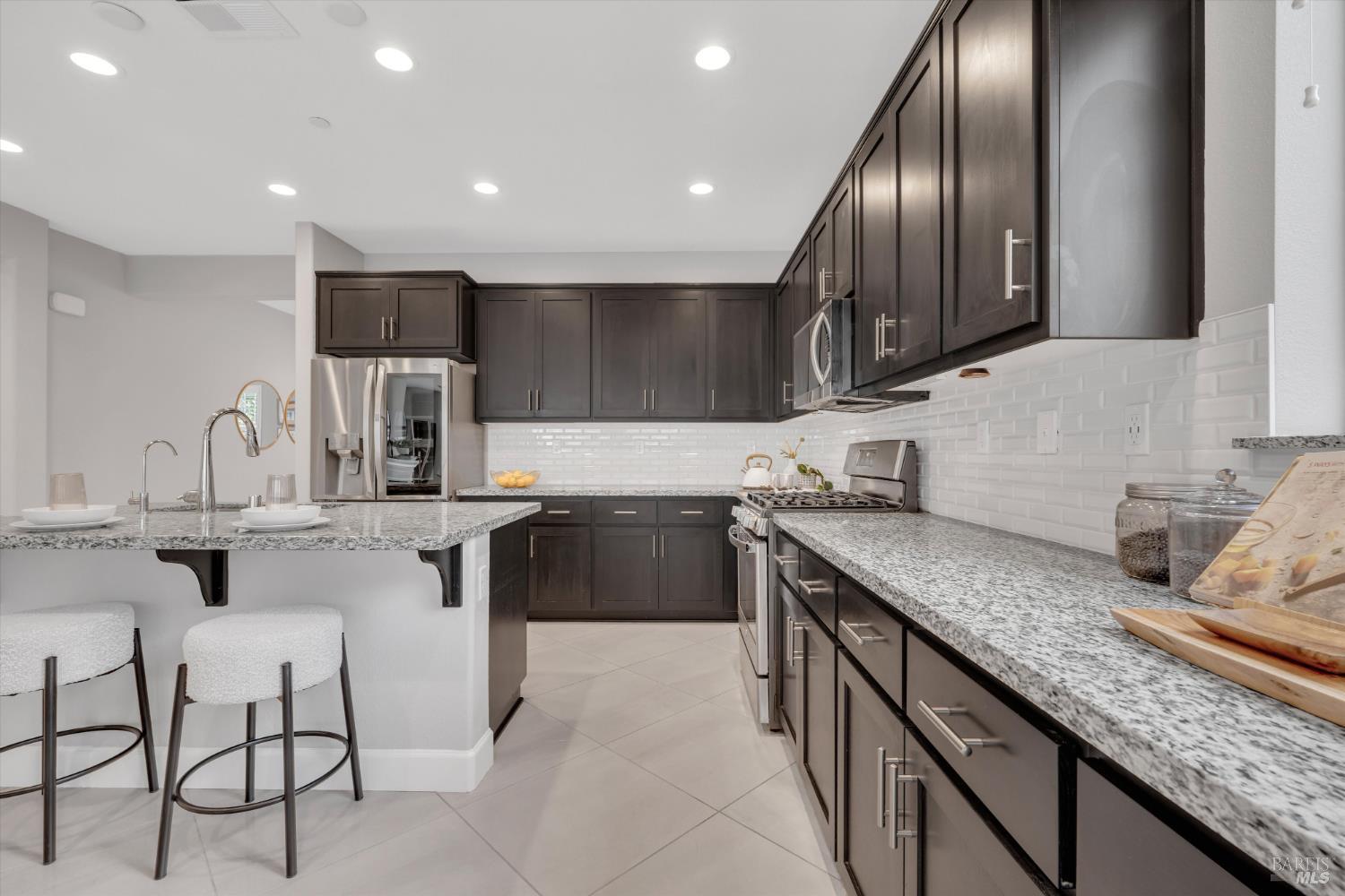 Detail Gallery Image 9 of 45 For 580 Kingbird Cir, Vacaville,  CA 95688 - 5 Beds | 4/1 Baths