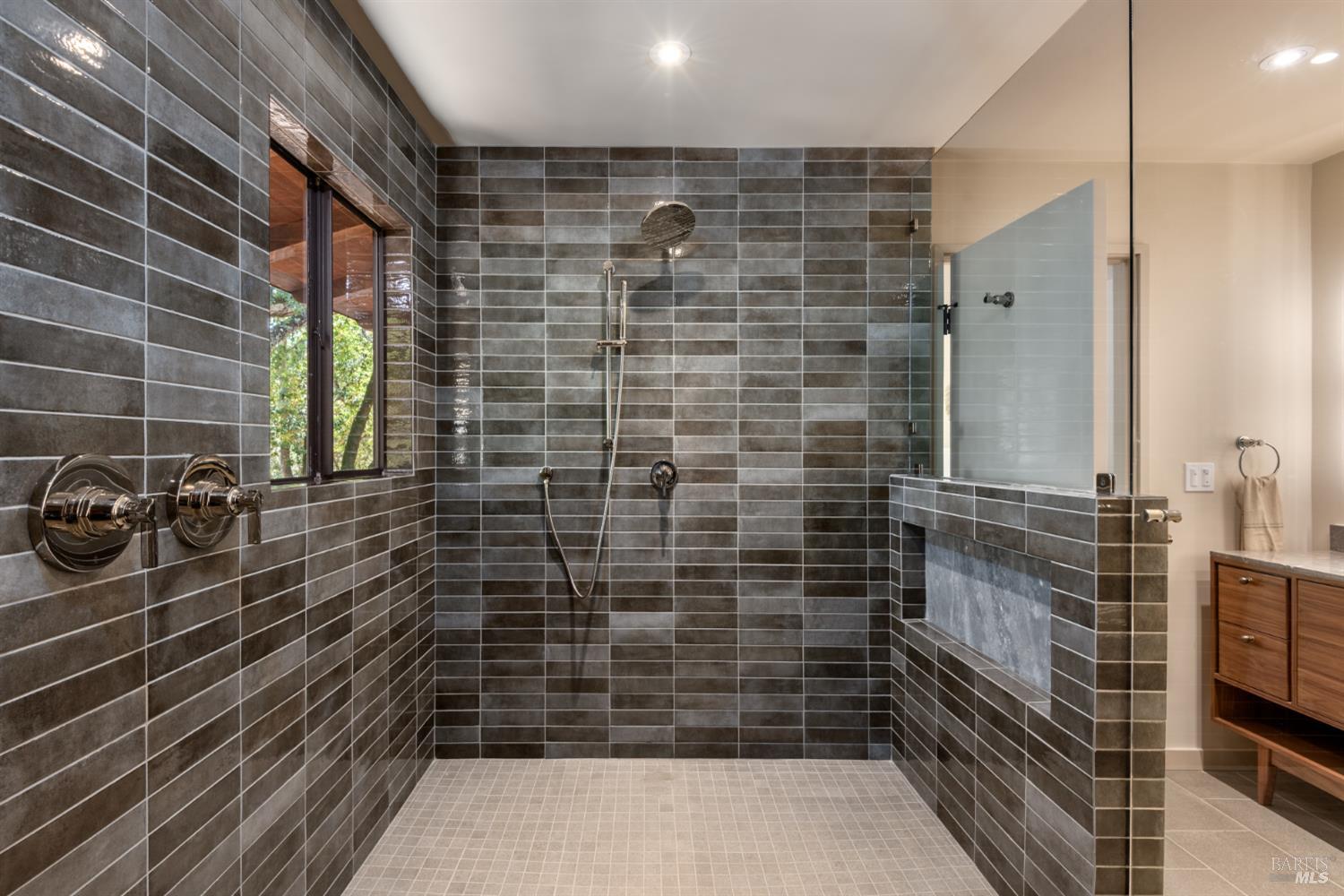 Detail Gallery Image 16 of 43 For 18492 White Oak Dr, Sonoma,  CA 95476 - 4 Beds | 4/1 Baths