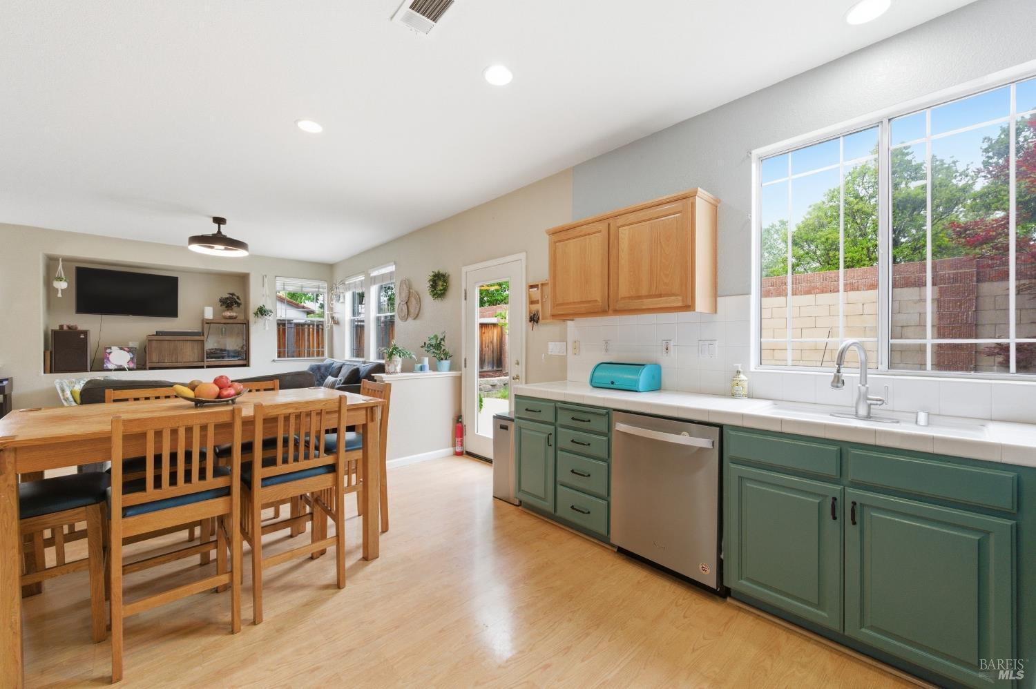 Detail Gallery Image 18 of 52 For 110 Chimney Rock Dr, Vacaville,  CA 95687 - 3 Beds | 2/1 Baths