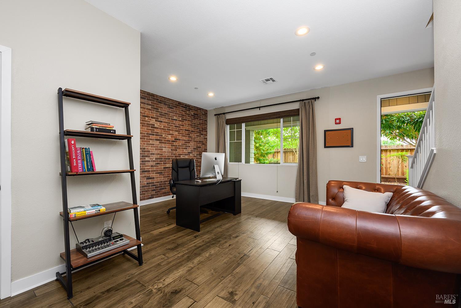 Detail Gallery Image 8 of 32 For 228 Johnson St, Windsor,  CA 95492 - 3 Beds | 2/2 Baths