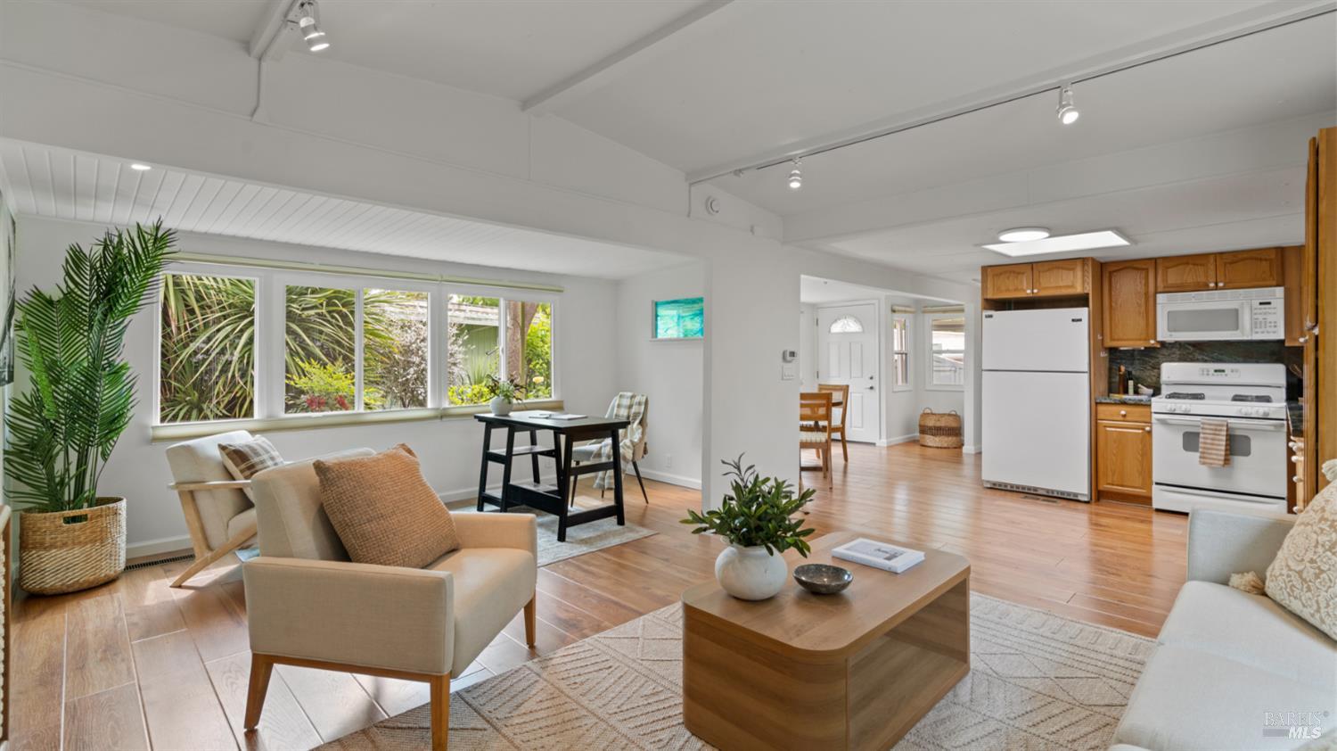 Detail Gallery Image 13 of 44 For 204 Barcelona Ave, Novato,  CA 94949 - 2 Beds | 2 Baths