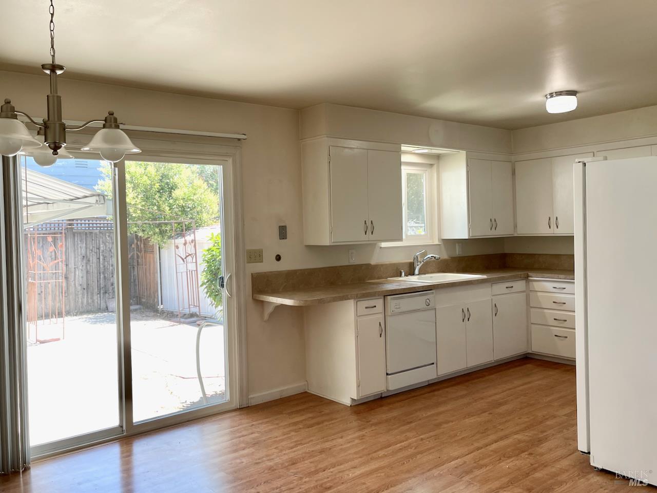 Detail Gallery Image 4 of 33 For 1690 Beaver St, Santa Rosa,  CA 95404 - – Beds | – Baths